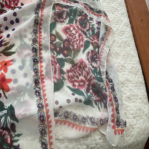 Light-weight Floral Open Kimono - Picture 3 of 11